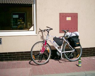 Ve v�loze lze spat�it odraz fotografa, vpravo dole Han�ckou kyselku s p��chut� citron.