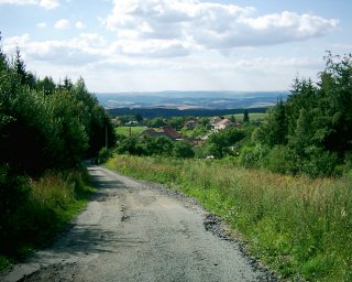 Teda p�kn� rozml�cen� silnice.