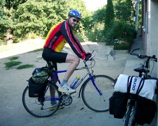 Jsem tu, ale pot�ebuju je�t� p�r f�� do du�i�ek a sn�dani.