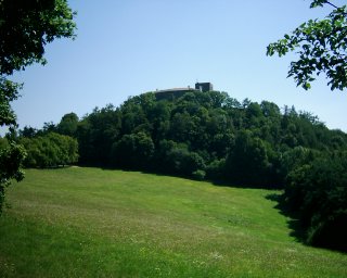 Tady n�kde by m�l b�t hrad.