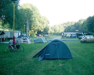 Sice tro�ku nak�ivo, ale stoj�.