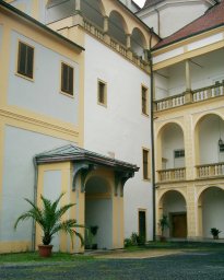 Tova�ov - z�mek.